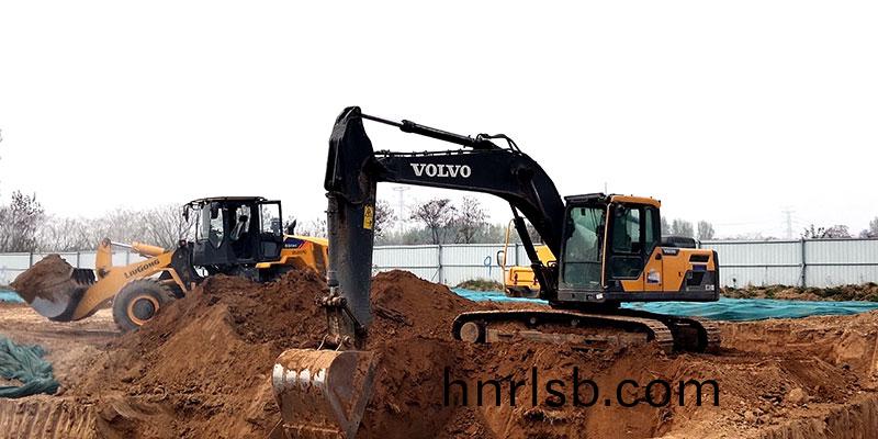 鄭鍋産業園項目(mu)施(shi)工挖地(di)基(ji)