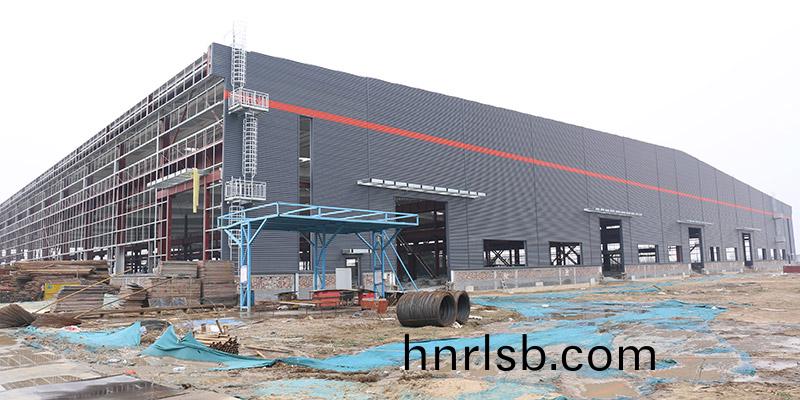 鄭(zheng)鍋5萬平(ping)鋼結(jie)構廠房(fang)外牆(qiang)施工