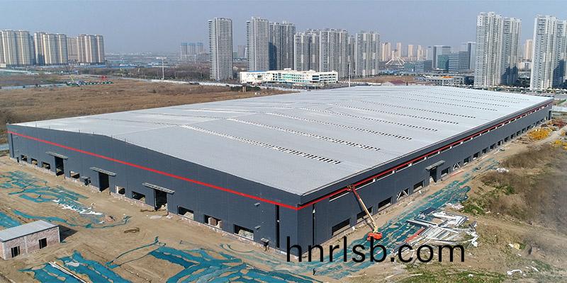 鄭鍋(guo)鋼結(jie)構(gou)廠房外(wai)牆(qiang)施(shi)工進(jin)度(du)跟進