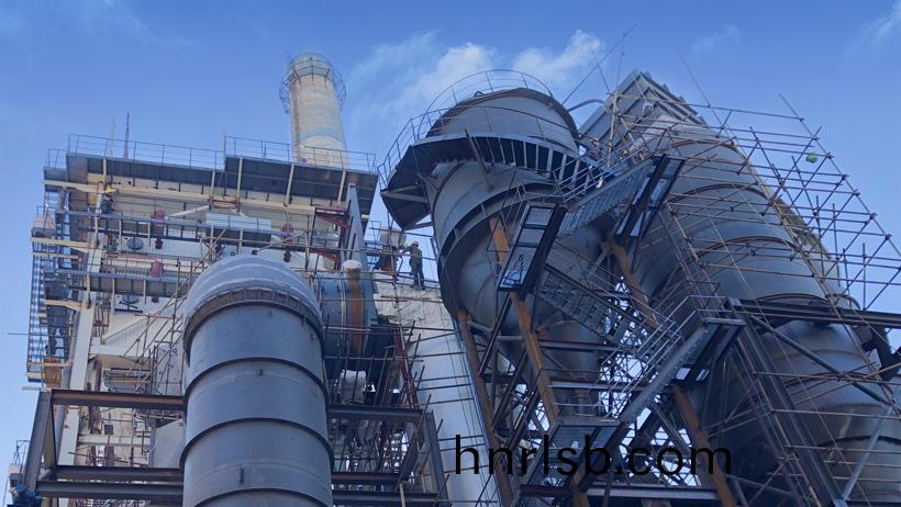 河源(yuan)12.4噸玻(bo)瓈窰餘(yu)熱鍋鑪(lu)安(an)裝現場