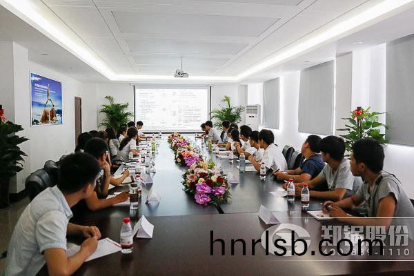 人力(li)部(bu)門(men)對(dui)新員(yuan)工(gong)進行(xing)培(pei)訓(xun)