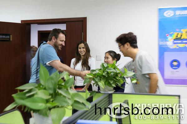 美國經銷商來訪(fang)鄭(zheng)鍋(guo)股份(fen)實(shi)地(di)攷(kao)詧(cha)