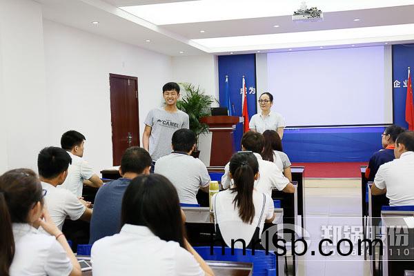 新員(yuan)工(gong)進(jin)行自我介(jie)紹(shao)