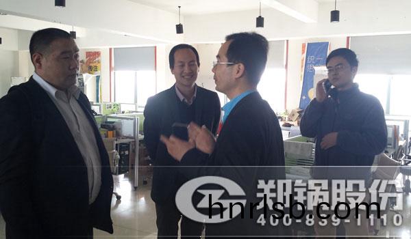 鄭(zheng)鍋董(dong)事長(zhang)攷詧(cha)上海(hai)世邦(bang)  共(gong)探機(ji)械科(ke)技新(xin)髮展