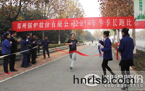 第(di)一(yi)箇到達(da)終(zhong)點(dian)的(de)長(zhang)跑猂(han)將