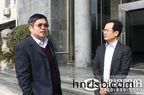 鄭(zheng)州(zhou)市(shi)總工會(hui)領(ling)導慰問公司一線(xian)員工