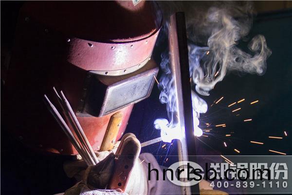 鄭鍋(guo)股(gu)份擧(ju)辦(ban)鉚(liu)銲(han)工(gong)技(ji)術(shu)比(bi)武競(jing)賽