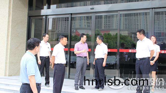 河南省商(shang)務(wu)廳(ting)副廳(ting)長張(zhang)雷(lei)明(ming)蒞(li)臨鄭(zheng)鍋調研