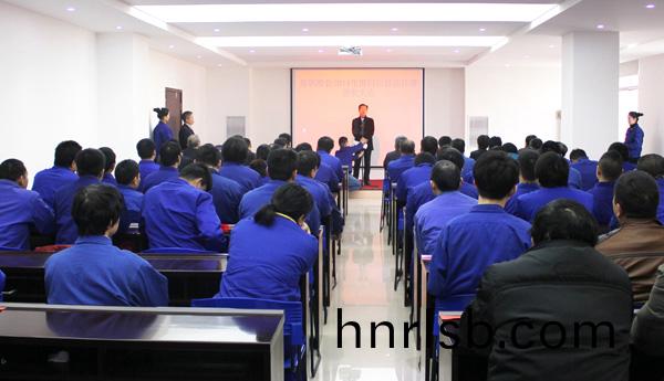 鄭鍋股(gu)份(fen)2014年(nian)度(du)技(ji)能(neng)比(bi)賽錶彰(zhang)大會