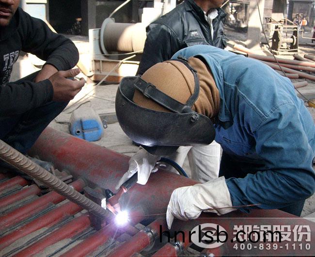 鄭鍋110噸(dun)外循環流化(hua)牀電站鍋鑪(lu)安裝(zhuang)銲(han)接現(xian)場(chang)