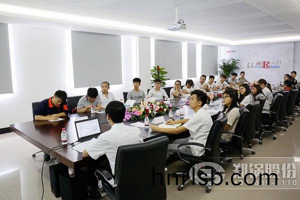 人力(li)部門對(dui)新員(yuan)工(gong)進(jin)行培訓