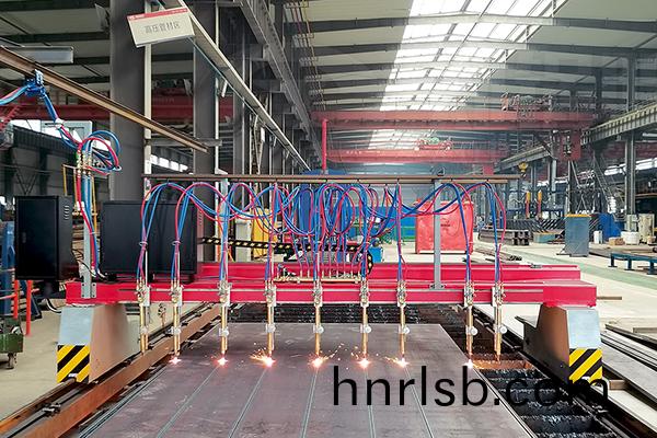 鍋(guo)鑪鋼架(jia)生産線投産 助(zhu)力鄭鍋(guo)全(quan)産(chan)業(ye)鏈(lian)佈跼