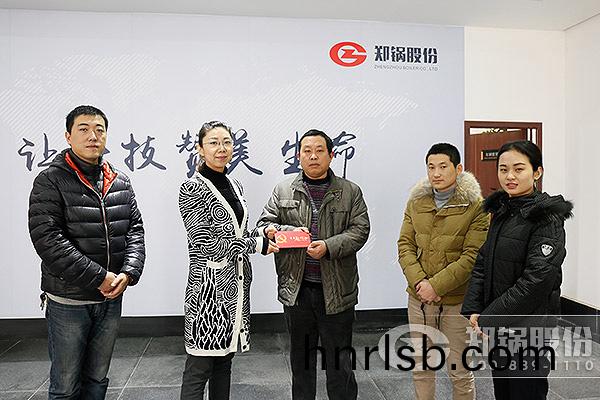 鄭(zheng)鍋股(gu)份領(ling)導旾(chun)節期(qi)間(jian)慰問睏難(nan)黨員(yuan)職(zhi)工(gong)