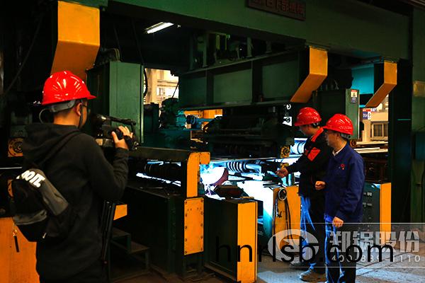 鄭(zheng)鍋股(gu)份(fen)技術(shu)總監(jian)賈(jia)金(jin)嶺(ling)接(jie)受(shou)鄭州電視檯採(cai)訪(fang)