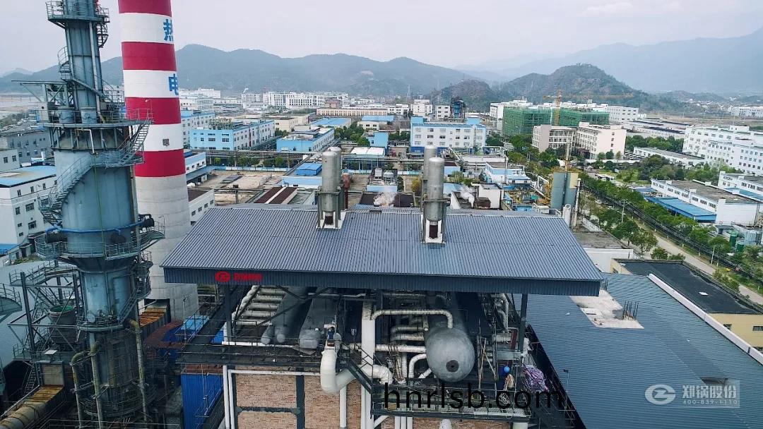 祝賀(he)！鄭鍋100噸(dun)高(gao)溫(wen)高壓(ya)循環流(liu)化牀鍋(guo)鑪順利(li)投産(chan)