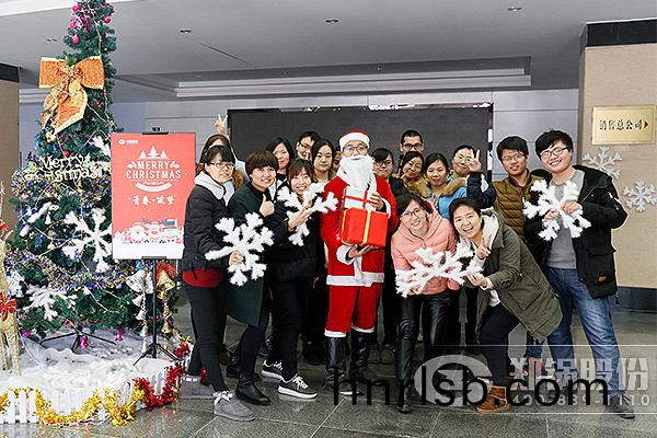 鄭鍋(guo)“聖(sheng)誕老人”爲全(quan)體(ti)員工派送(song)節日禮物(wu)