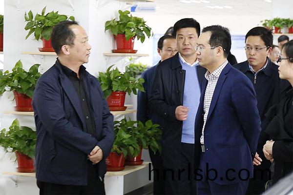 河北省(sheng)工(gong)信廳廳長(zhang)龔(gong)曉(xiao)峯(feng)一行蒞臨(lin)鄭鍋(guo)股(gu)份(fen)攷(kao)詧指(zhi)導(dao)工作