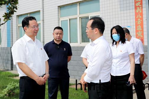 鄭州(zhou)市委常委(wei)、市紀(ji)委(wei)書(shu)記(ji)杜(du)新軍(jun)一(yi)行(xing)蒞臨(lin)鄭(zheng)鍋調(diao)研指(zhi)導工作(zuo)