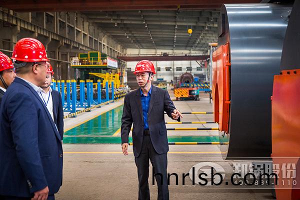 公司高(gao)層領(ling)導一(yi)行視詧集(ji)糰各(ge)項(xiang)工作(zuo)開(kai)展情(qing)況