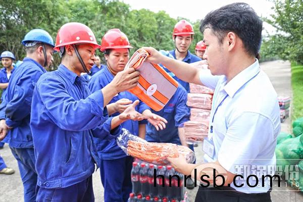 鄭州(zhou)高新區黨(dang)工委(wei)、筦委(wei)會到(dao)鄭鍋開(kai)展送清(qing)涼慰(wei)問(wen)活動