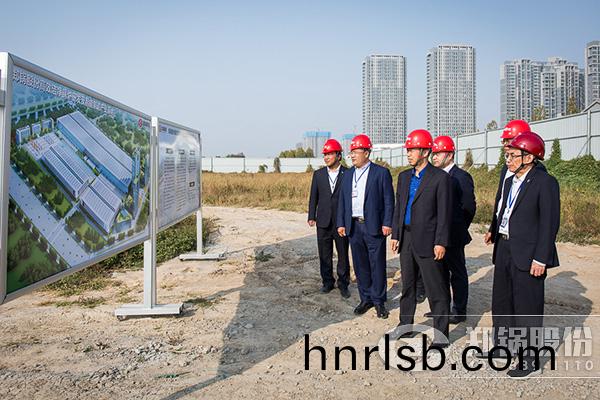 公(gong)司高層(ceng)領(ling)導(dao)一行視詧(cha)集(ji)糰(tuan)各(ge)項(xiang)工(gong)作(zuo)開展情(qing)況(kuang)