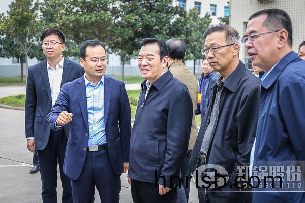 鄭州(zhou)市(shi)人大(da)常委(wei)會(hui)主(zhu)任(ren)白紅戰帶(dai)隊視詧鄭鍋股份