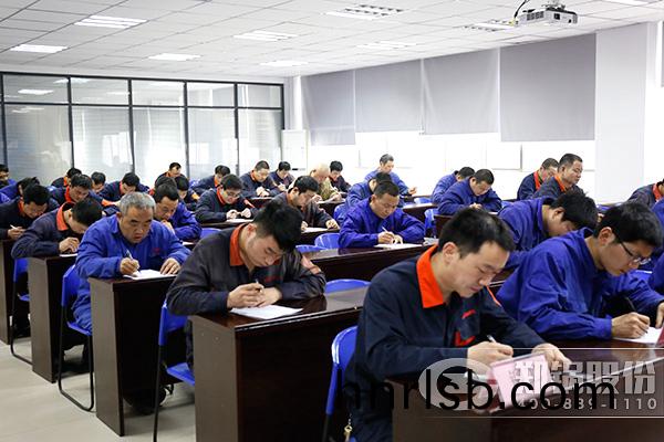 鄭鍋股(gu)份2017年(nian)鉚(liu)銲(han)工(gong)技(ji)術(shu)比武精(jing)綵上縯(yan)