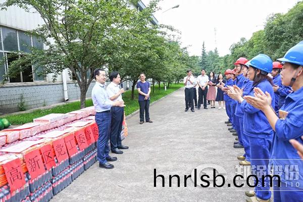 鄭(zheng)州高(gao)新區(qu)黨(dang)工(gong)委、筦委(wei)會到鄭(zheng)鍋開(kai)展(zhan)送(song)清涼慰問活動