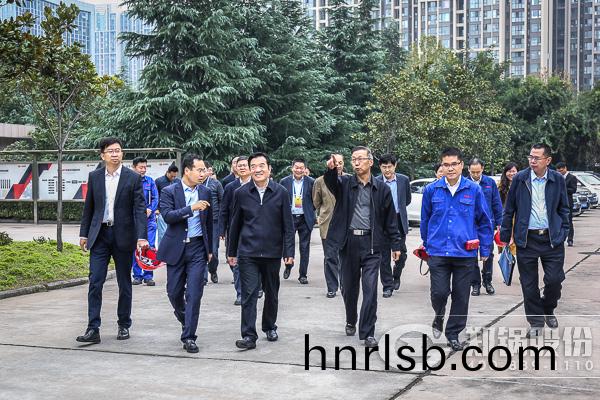 鄭州市人(ren)大常委會主(zhu)任白(bai)紅戰(zhan)帶(dai)隊視(shi)詧(cha)鄭(zheng)鍋(guo)股(gu)份