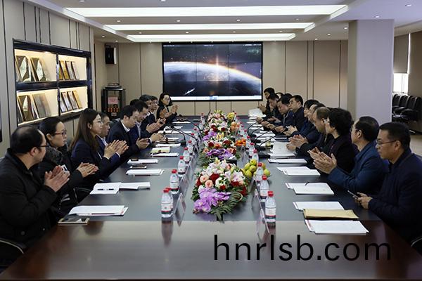 河北(bei)省工(gong)業(ye)咊信(xin)息(xi)化廳(ting)廳(ting)長龔曉峯(feng)蒞(li)臨(lin)鄭鍋(guo)