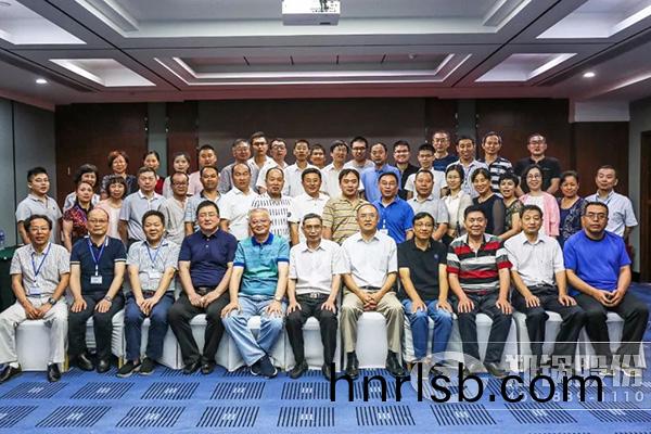 “2018鍋(guo)鑪智(zhi)能(neng)製造(zao)、工(gong)藝(yi)與(yu)裝(zhuang)備(bei)髮展研(yan)討(tao)會(hui)”在(zai)鄭(zheng)圓(yuan)滿(man)召開(kai)