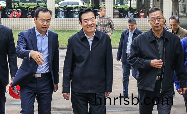 鄭(zheng)州市人(ren)大常委會(hui)主任(ren)白紅戰帶(dai)隊視詧(cha)鄭(zheng)鍋股份(fen)