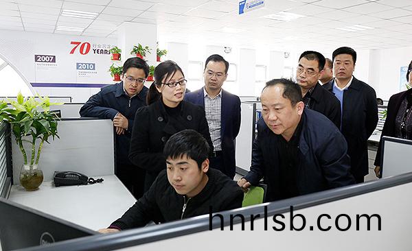 河北(bei)省(sheng)工(gong)信(xin)廳(ting)廳長(zhang)龔曉峯一行蒞(li)臨鄭鍋股(gu)份攷詧指導工作