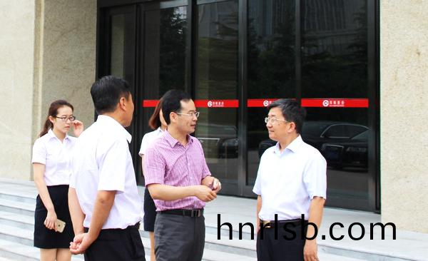 河南(nan)省(sheng)商(shang)務(wu)廳(ting)副(fu)廳(ting)長(zhang)張(zhang)雷明(ming)蒞臨(lin)鄭(zheng)鍋(guo)調(diao)研