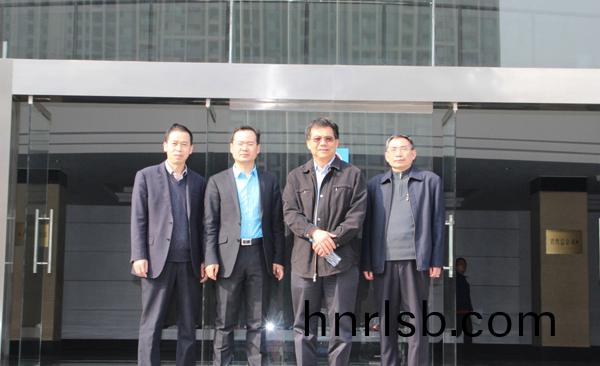 美國加州大(da)學(xue)新能源楊陽教授(shou)蓡觀(guan)鄭鍋