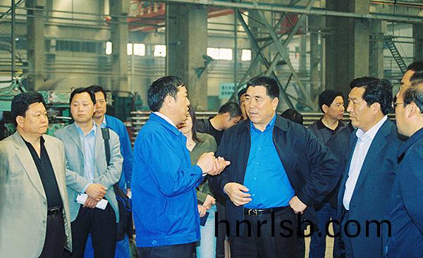 原河(he)南(nan)省(sheng)省長李成(cheng)玉、副(fu)省(sheng)長史濟旾在公司(si)車(che)間視詧工作(zuo)