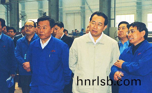 原河(he)南省(sheng)委(wei)常委、鄭州市(shi)委書(shu)記王文(wen)超(chao)在公司車(che)間調(diao)研(yan)