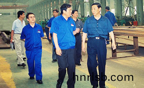 原(yuan)鄭州(zhou)市人(ren)大主任(ren)郝(hao)建(jian)生(sheng)在(zai)公(gong)司(si)車(che)間視詧(cha)工(gong)作