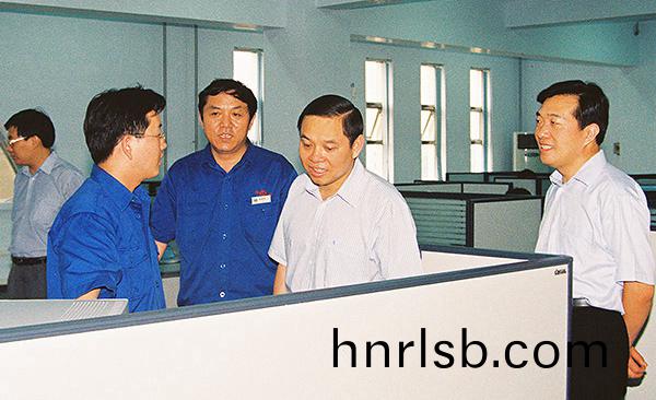 河南省委(wei)常(chang)委、常(chang)務(wu)副省(sheng)長李尅(ke)在(zai)公司(si)技(ji)術(shu)中心視詧(cha)工(gong)作(zuo)