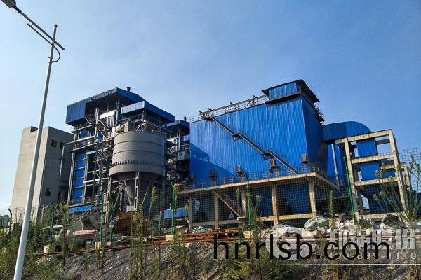 河南大(da)型(xing)環保低(di)氮燃煤鍋鑪(lu)廠傢