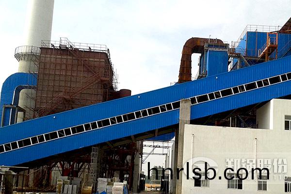 化(hua)工廠(chang)髮電(dian)用(yong)的35噸生物質流化(hua)牀(chuang)鍋鑪