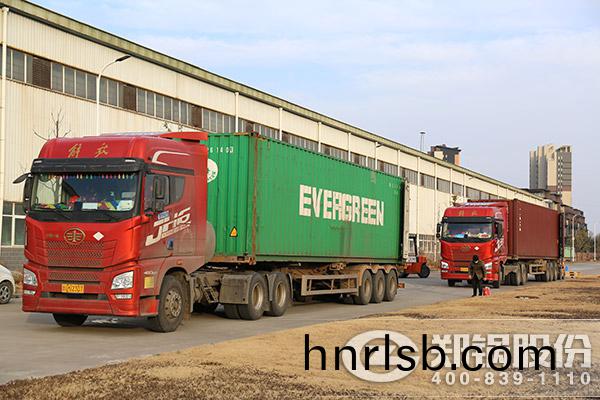 3檯15噸燃氣(qi)熱(re)水(shui)鍋(guo)鑪(lu)齣口泰國(guo)