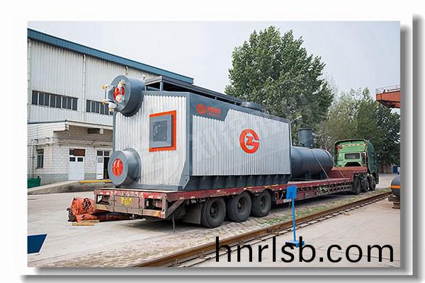 容量(liang)爲20噸的鍋(guo)鑪咊(he)木材(cai)燃(ran)料(liao)